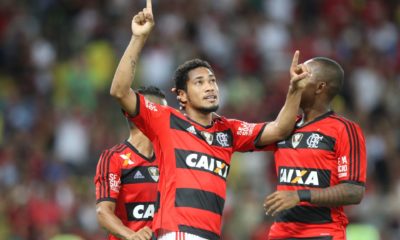 Atacante Hernane Brocador comemorando com a camisa do Flamengo