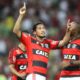 Atacante Hernane Brocador comemorando com a camisa do Flamengo