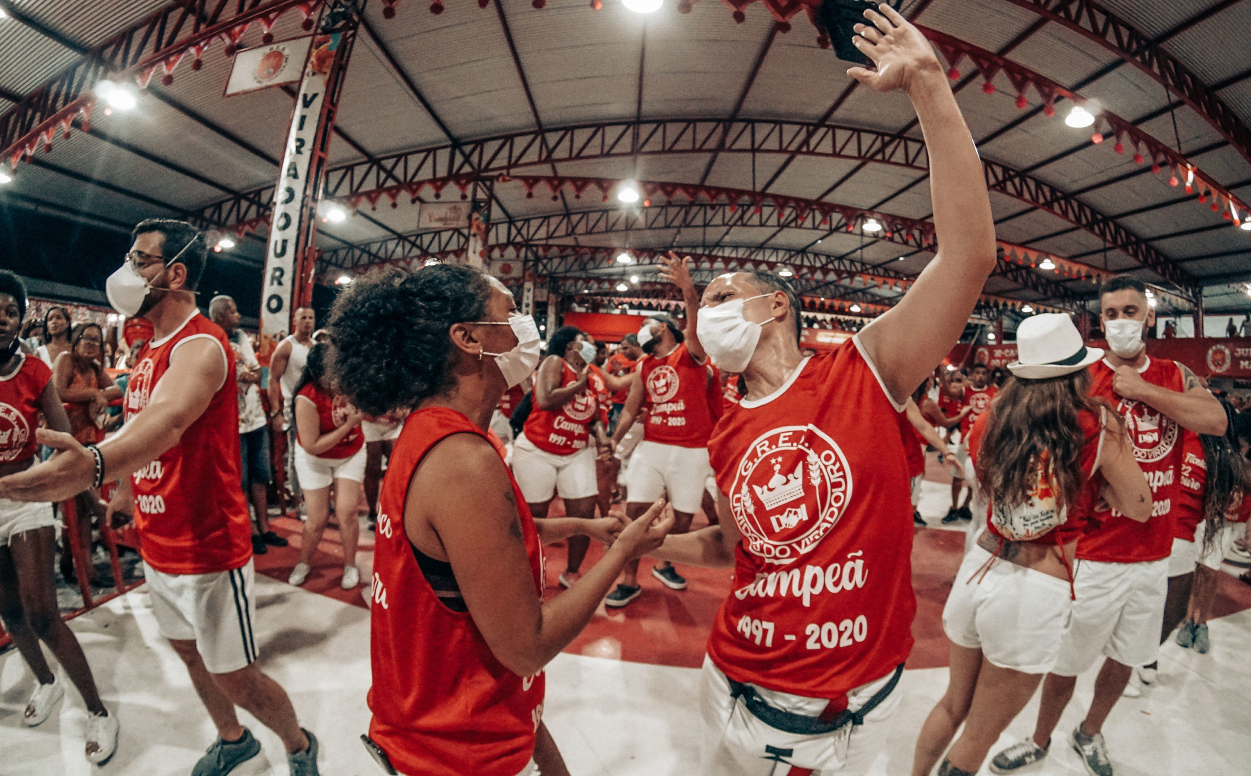 Componentes na quadra da Unidos do Viradouro