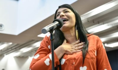 deputada Alana falando no microfone