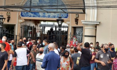 Funcionários do Vasco em frente ao estádio de São Januário