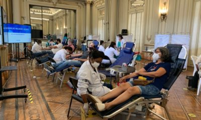 imagem de várias pessoas doando sangue na Câmara Municipal do Rio