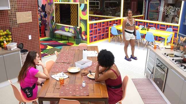 Naiara, Natália e Linn em conversa na cozinha no "BBB 22"