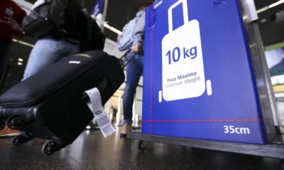 Fiscais do Instituto de Defesa do Consumidor (Procon) realizam fiscalização sobre cobrança de bagagens pelas companhias aéreas