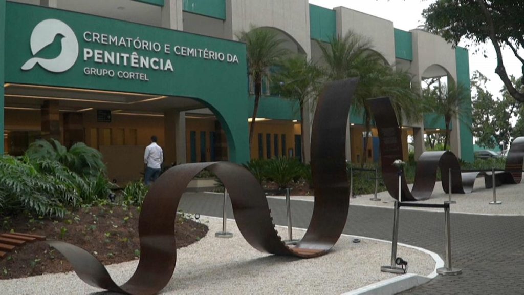 Crematório e Cemitério da Penitência celebra o amor com revoada de ...
