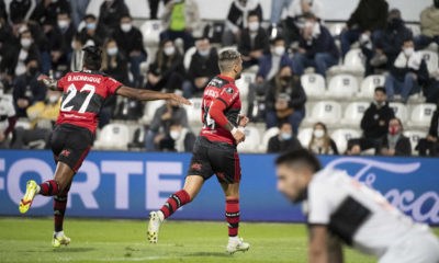 Arrascaeta comemorando o primeiro gol do Flamengo na capital paraguaia
