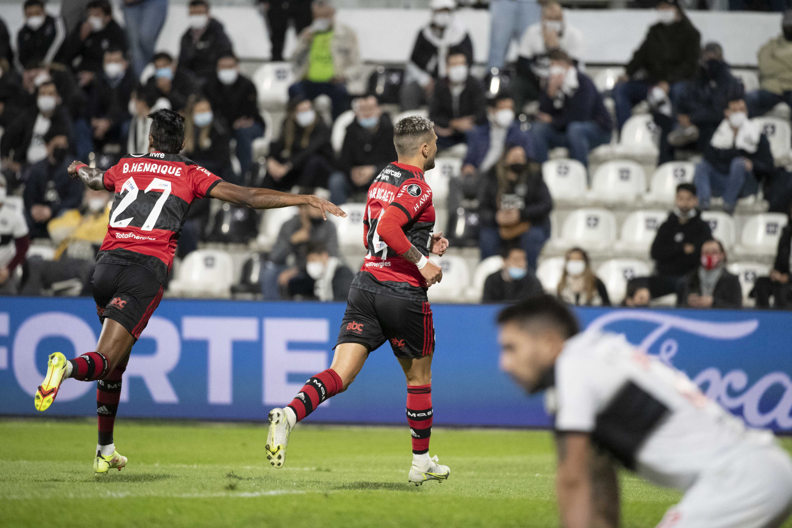Arrascaeta comemorando o primeiro gol do Flamengo na capital paraguaia