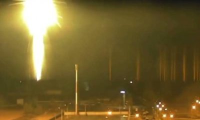 Iluminador é lançado no estacionamento da usina nuclear Zaporíjia