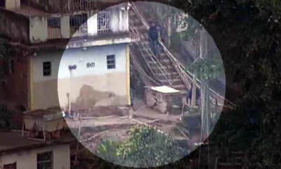 Policial do BAC é flagrado chutando gato durante operação no Morro dos Macacos