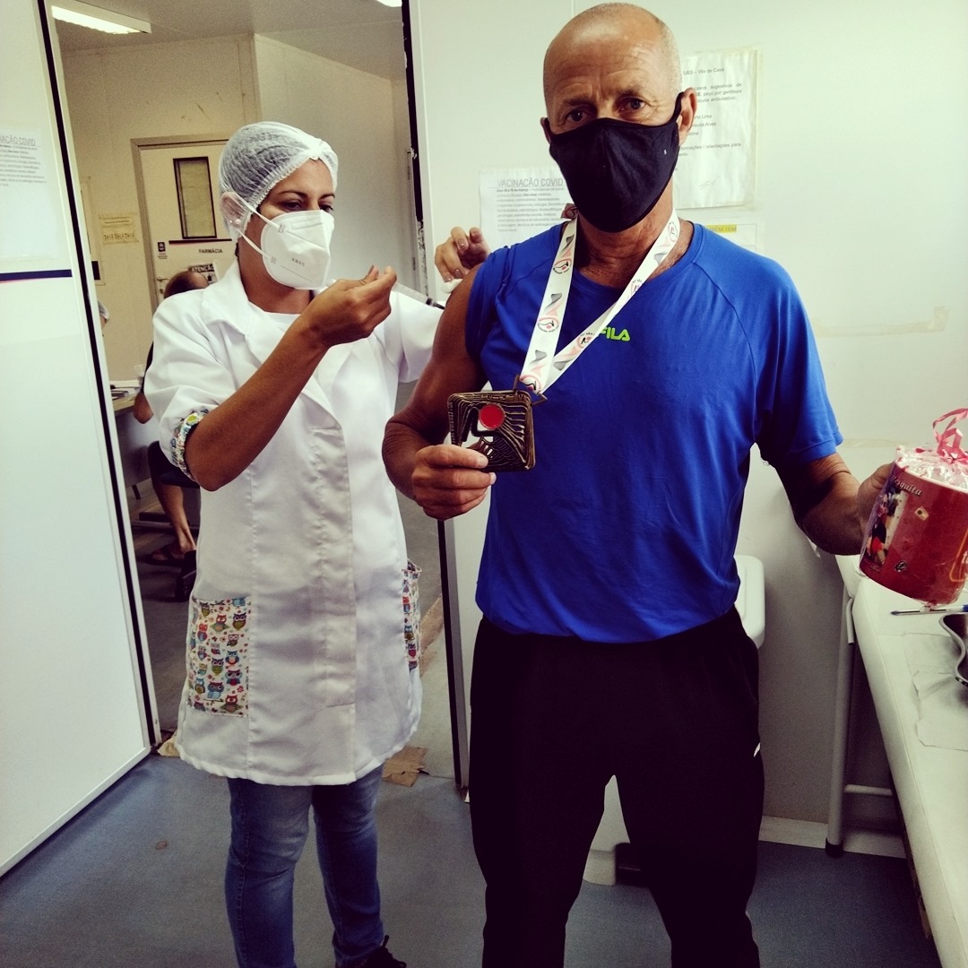 Pessoas vacinando em Nova Iguaçu