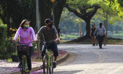pessoas andando de bicicleta