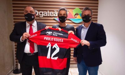Paulo Sousa ao lado dos dirigentes rubro-negros