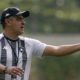 Marcelo Chamusca orientando o treinamento do Botafogo