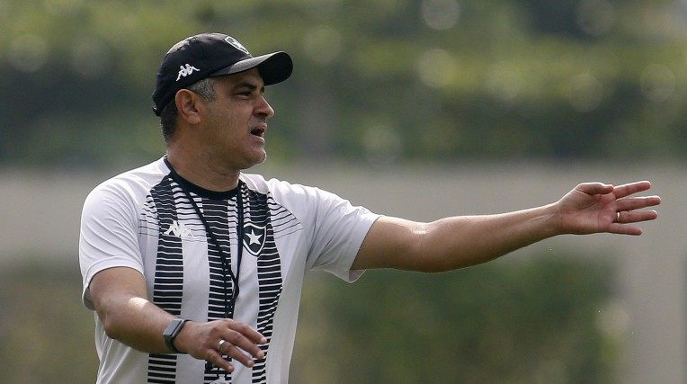 Marcelo Chamusca orientando o treinamento do Botafogo