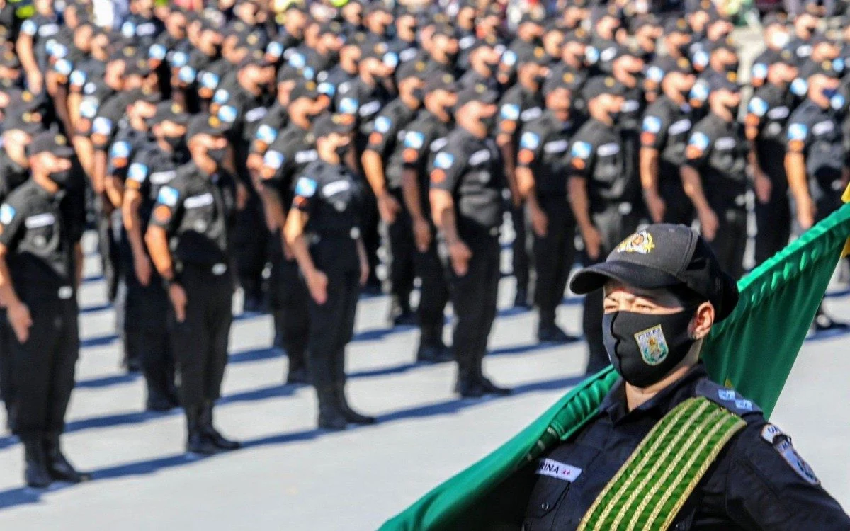 Policiais militares durante formatura