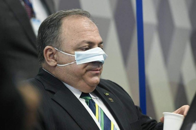 General Eduardo Pazuello com a máscara cobrindo apenas o nariz