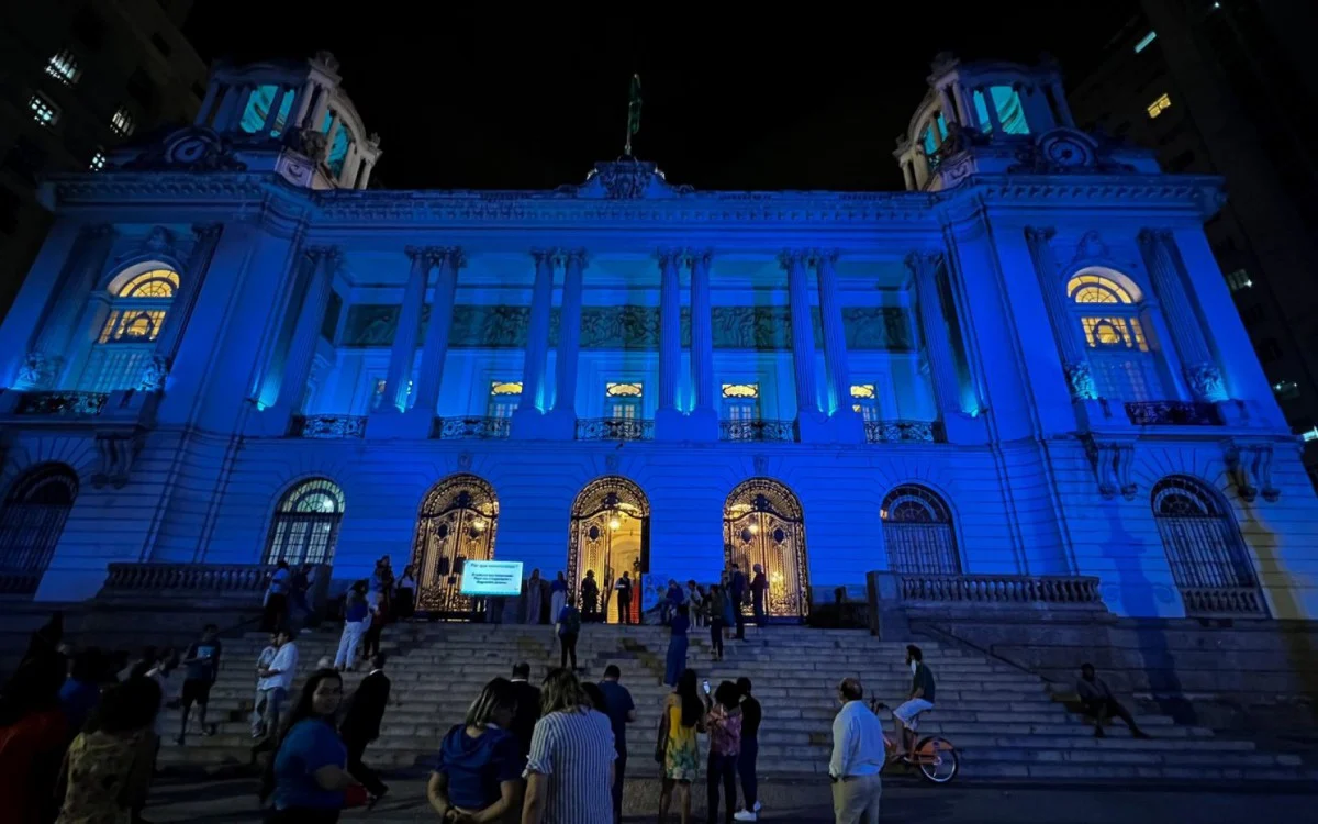 Câmara Municipal do Rio recebe iluminação especial em apoio ao mês de conscientização sobre o autismo