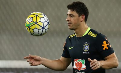 Giuliano com a camisa da seleção brasileira