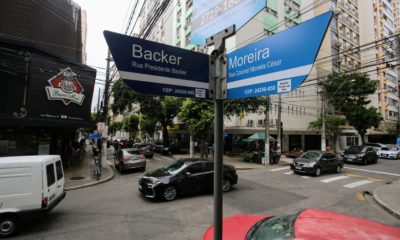 Placas em rua de Niterói