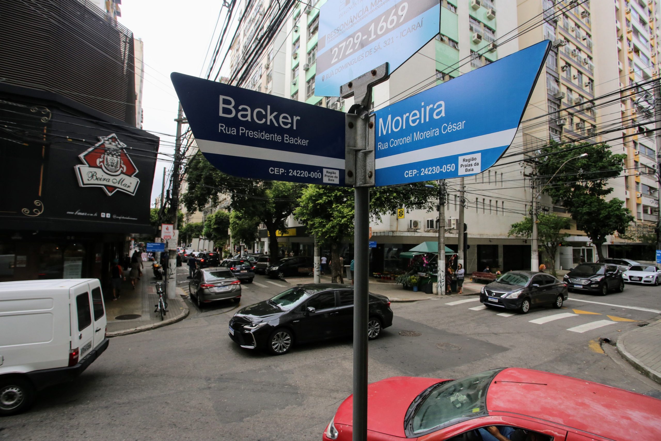 Placas em rua de Niterói