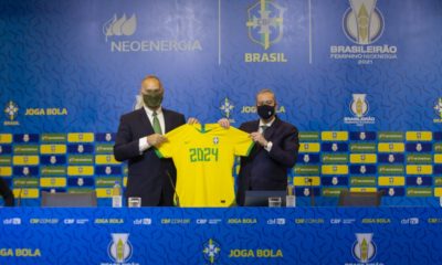Mario Ruiz-Tagle ao lado de Rogério Caboclo segurando a camisa da seleção estampada com o patrocínio da NeoEnergia
