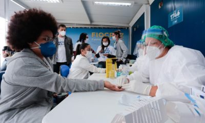 Imagem de uma pessoa sento vacinada