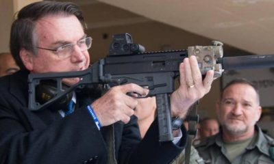 Jair Bolsonaro com fuzil