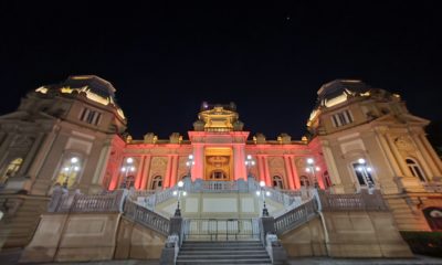 Palácio Guanabara iluminado de laranja