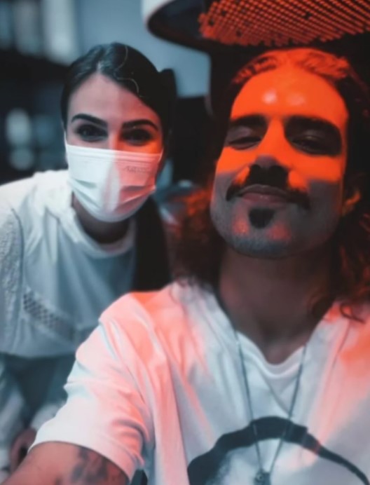 Caio Castro faz tratamento capilar pouco conhecido entre famosos