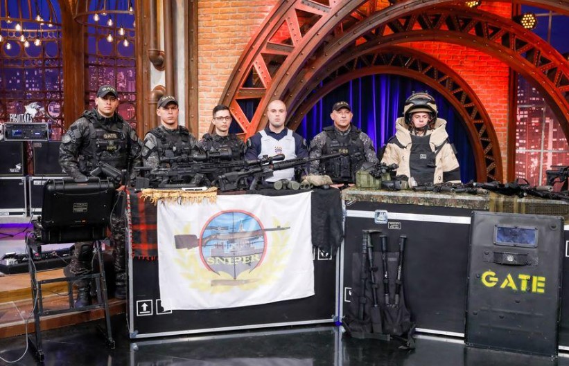 Integrantes de reality show policial substituem Danilo Gentili no The Noite