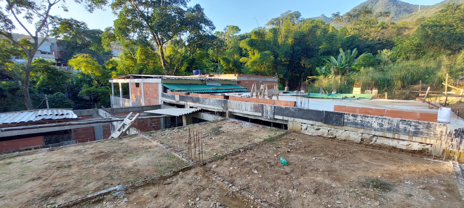 Construções irregulares são demolidas em operação realizada no Itanhangá, na Zona Oeste do Rio
