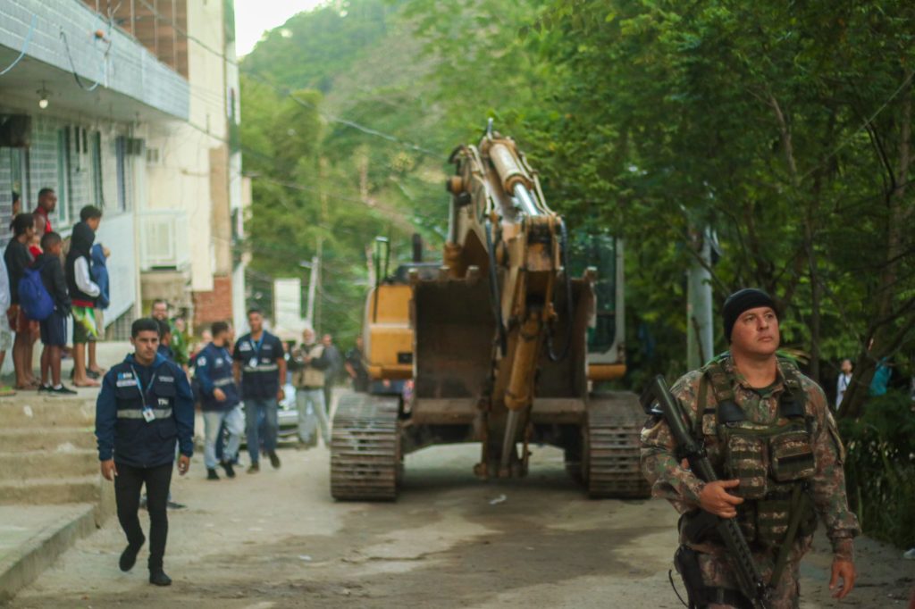 Construções irregulares são demolidas em operação realizada no Itanhangá, na Zona Oeste do Rio