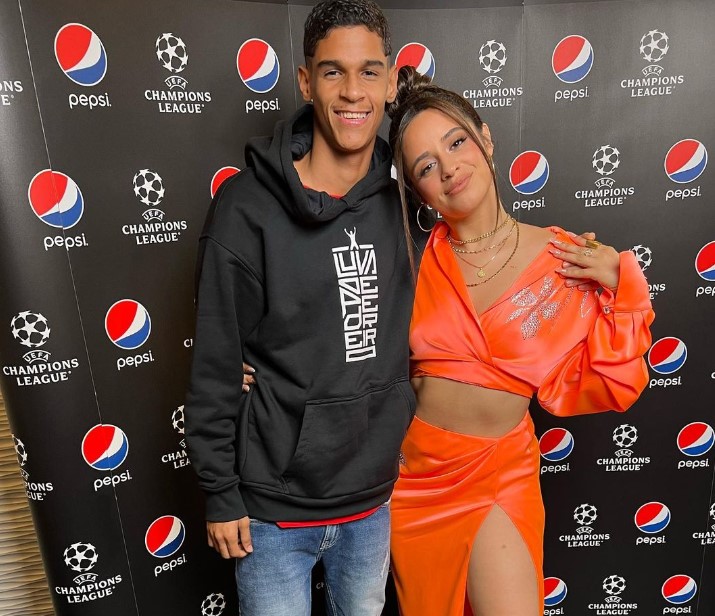 Luva de pedreiro encontra Camila Cabello