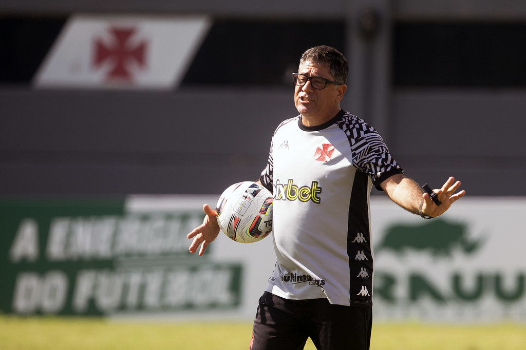 Emílio Faro comanda o treino do Vasco no CT Moacyr Barbosa