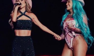 Anahí e Karol G durante show