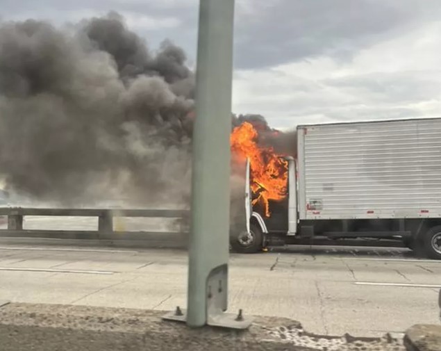 Incêndio em caminhão assusta motoristas que trafegam pela Ponte Rio-Niterói