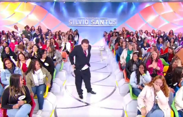 Calça de Silvio Santos cai