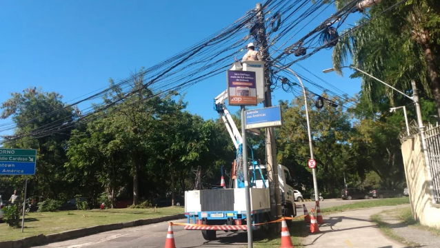 Light e Prefeitura do Rio retiram mais de 2 toneladas de material de postes na Zona Oeste