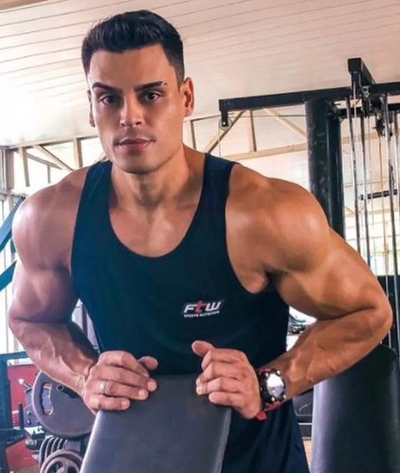 Bombeiros retomam buscas por modelo desaparecido no mar em Grumari