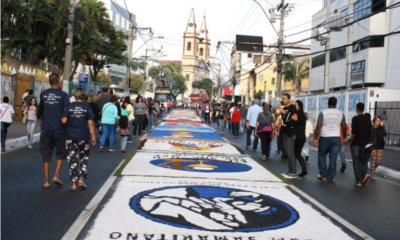 Tapete de sal mobiliza fiéis em São Gonçalo no feriado de Corpus Christi