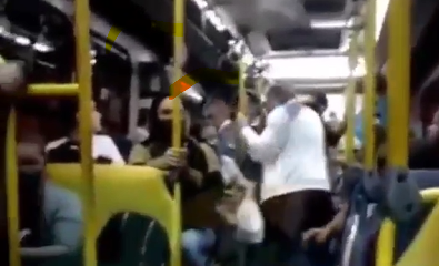 Passageiro conseguiu expulsar o responsável pelos abusos do interior do coletivo quando o ônibus passava por Araruama