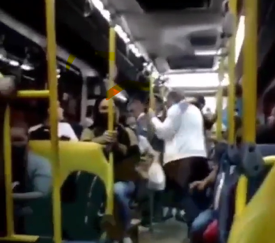 Passageiro conseguiu expulsar o responsável pelos abusos do interior do coletivo quando o ônibus passava por Araruama