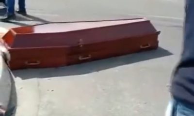 Caixão cai no meio da rua após carro funerário se envolver em acidente em Maricá