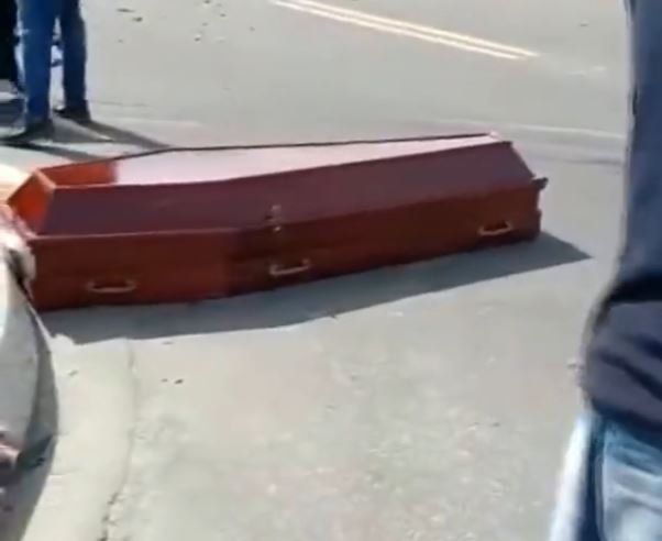Caixão cai no meio da rua após carro funerário se envolver em acidente em Maricá