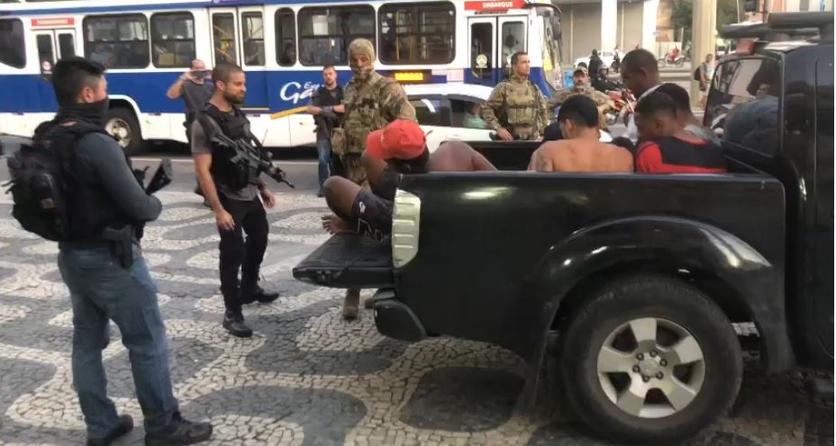 Operação contra quadrilha que controla venda de drogas no Centro do Rio termina com suspeito morto e seis presos