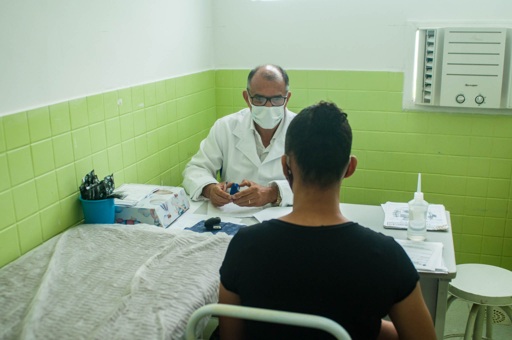 Médico atendendo paciente