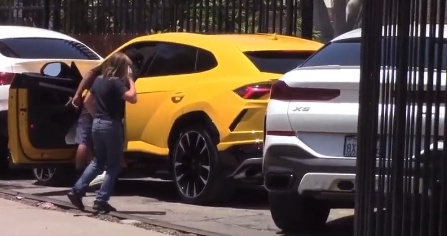 Filho de Ben Affleck bate em carro de luxo