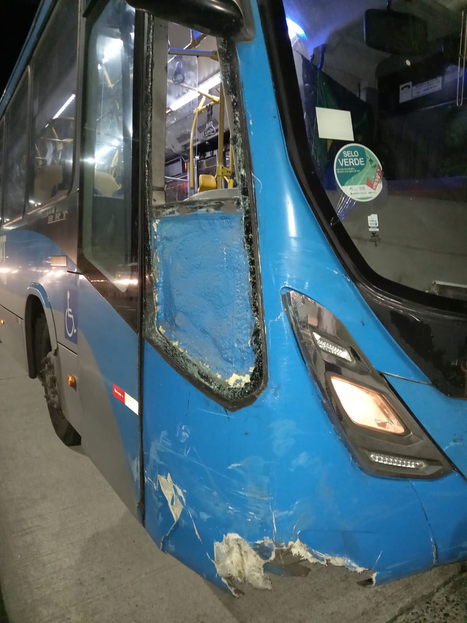 Ônibus envolvido no acidente com carro de passeio