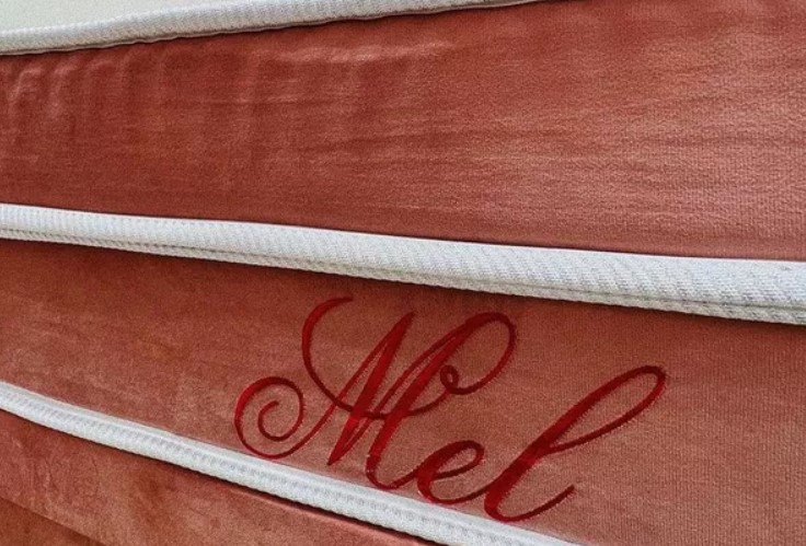Colchão personalizado com nome de Mel Maia