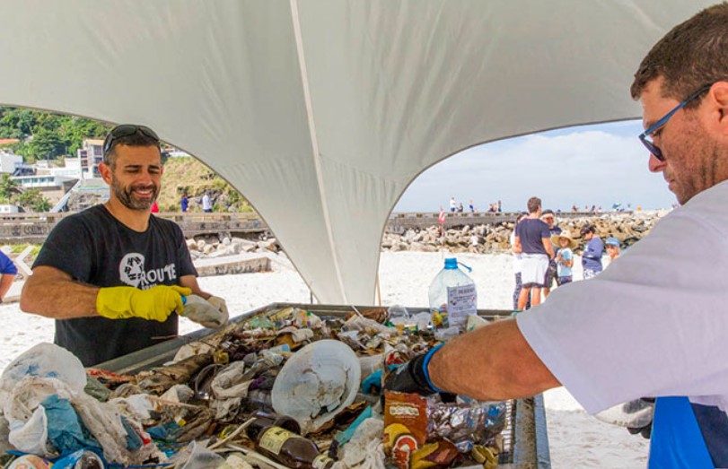 Mutirão de limpeza na Praia de Copacabana